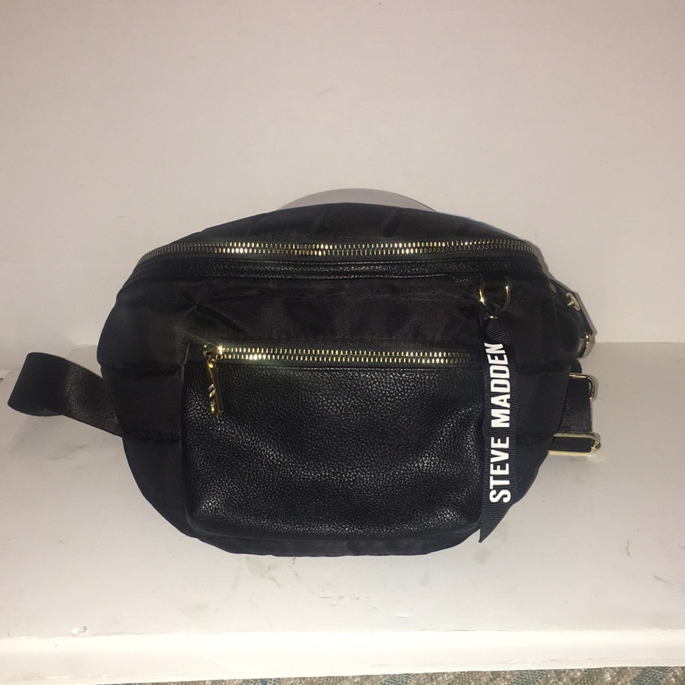 STEVE MADDEN BELT BAG / FANNY PACK BLACK NYLON W/GOLD HARDWARE ADJUSTABLE STAP